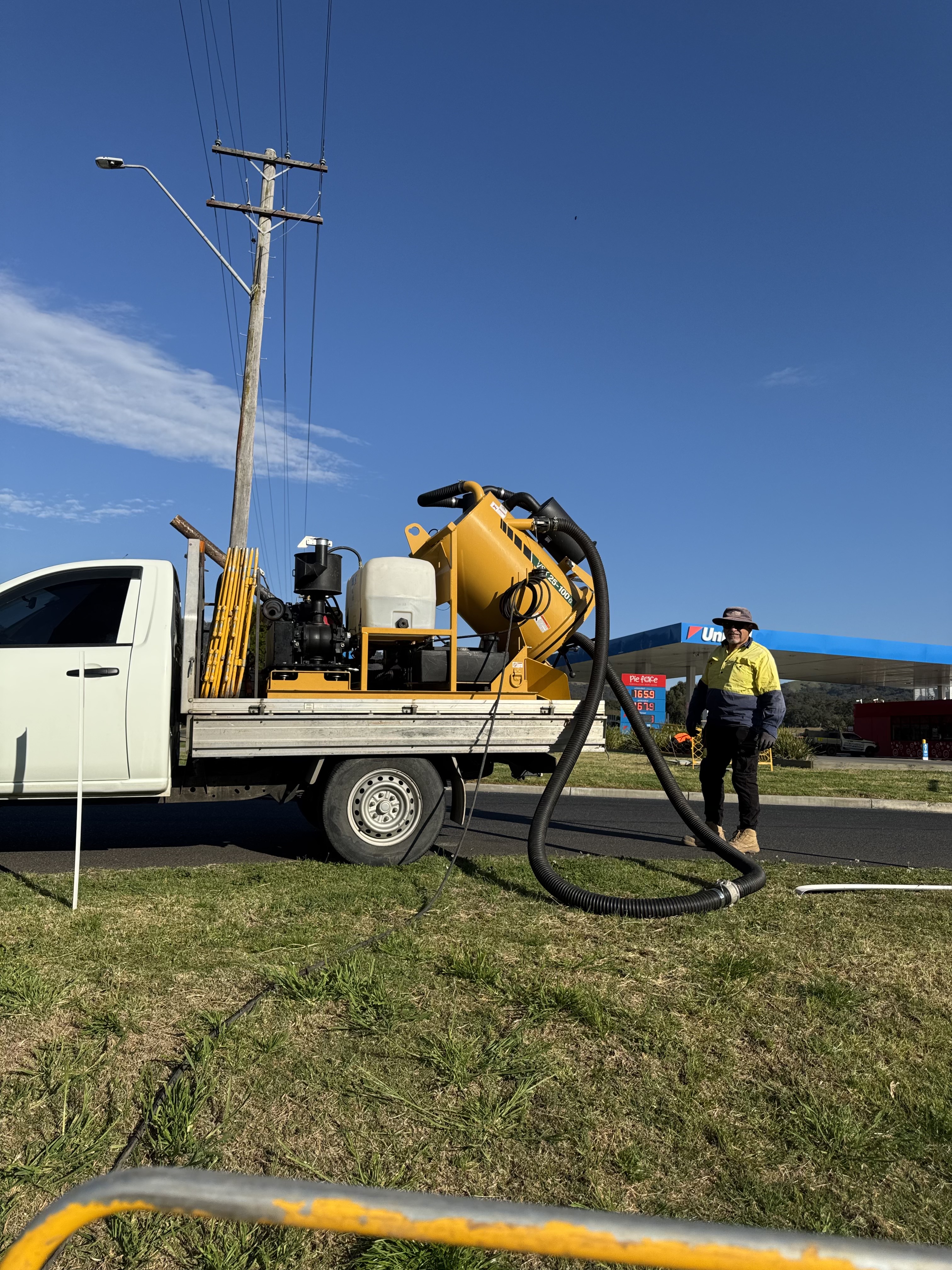 Proman Group mini vac and operator on job site – vacuum excavation Sydney